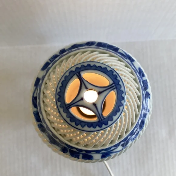 VNTG- Asian Blue & White Porcelain Lamp